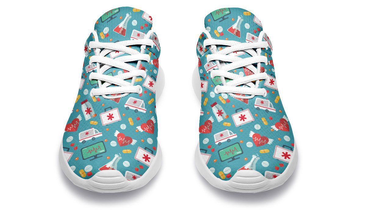 Sneakers soignant turquoise motif croix rouge cœur médical, paire posée vue dessus