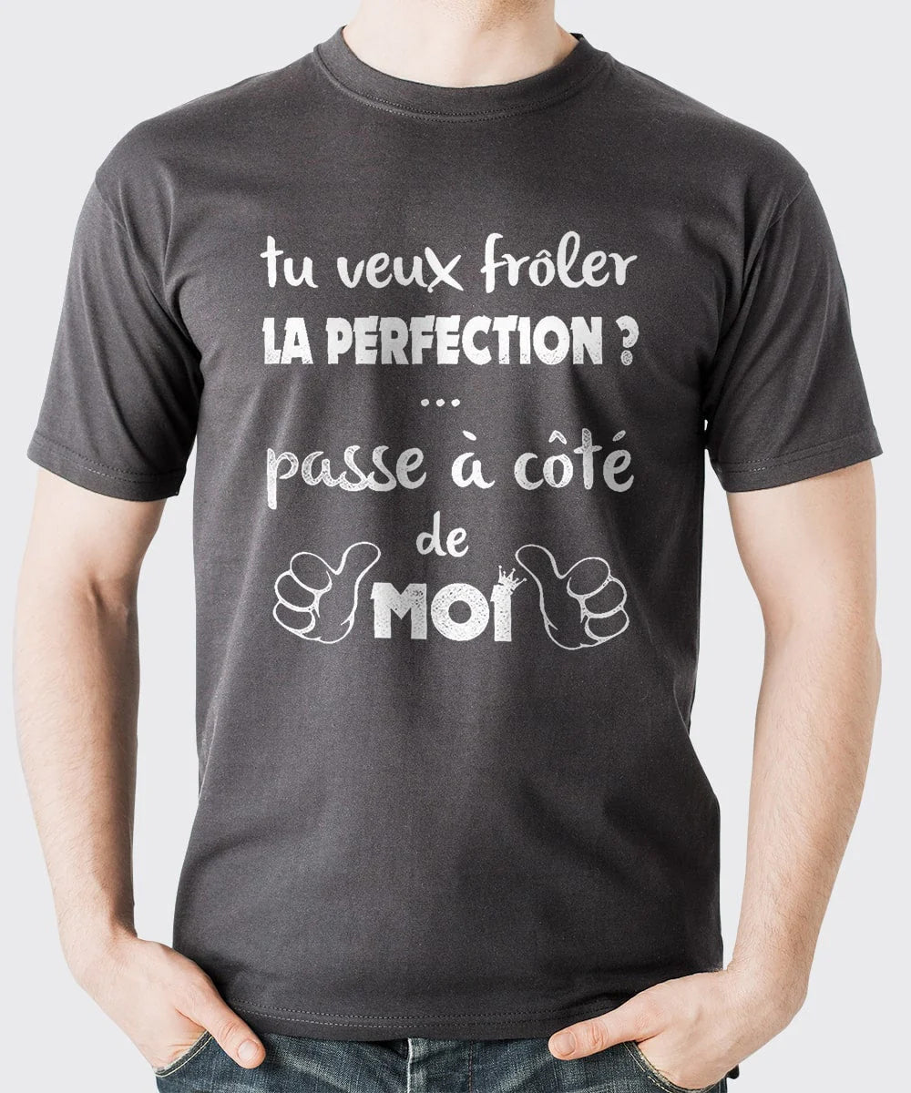 T-shirt humour homme gris anthracite typographie blanche message Frôler la perfection passez à côté de moi mains pointant
