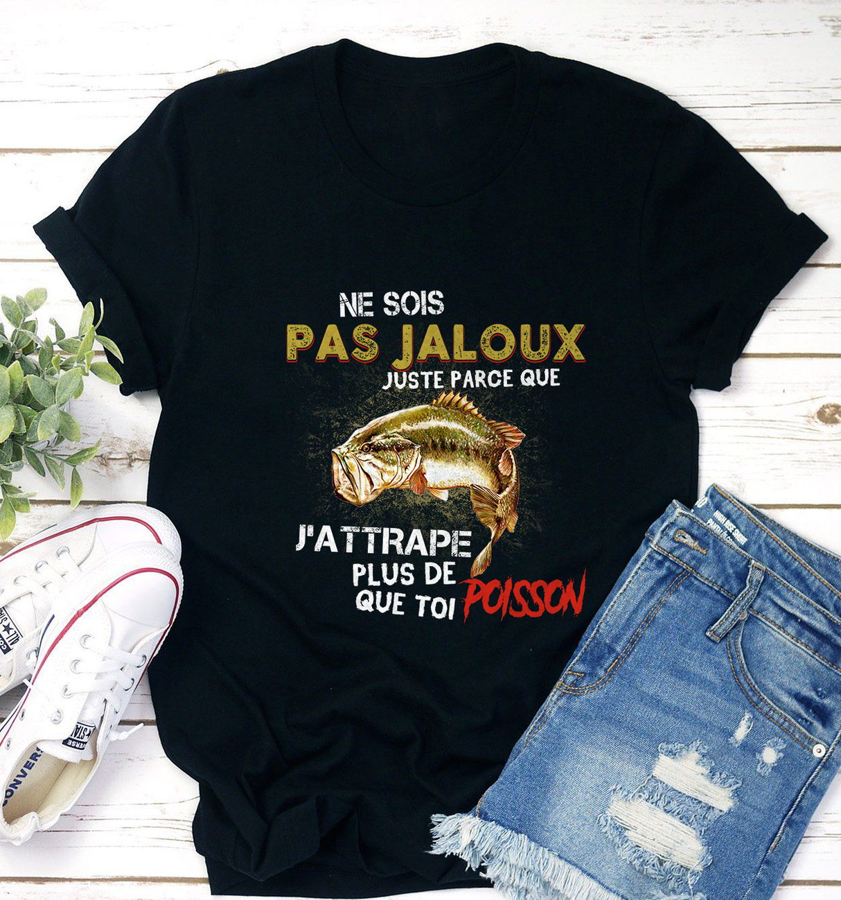 T-shirt noir pêche bar humour lettrage blanc orange Ne sois pas jaloux j'attrape plus de poisson, vue de face