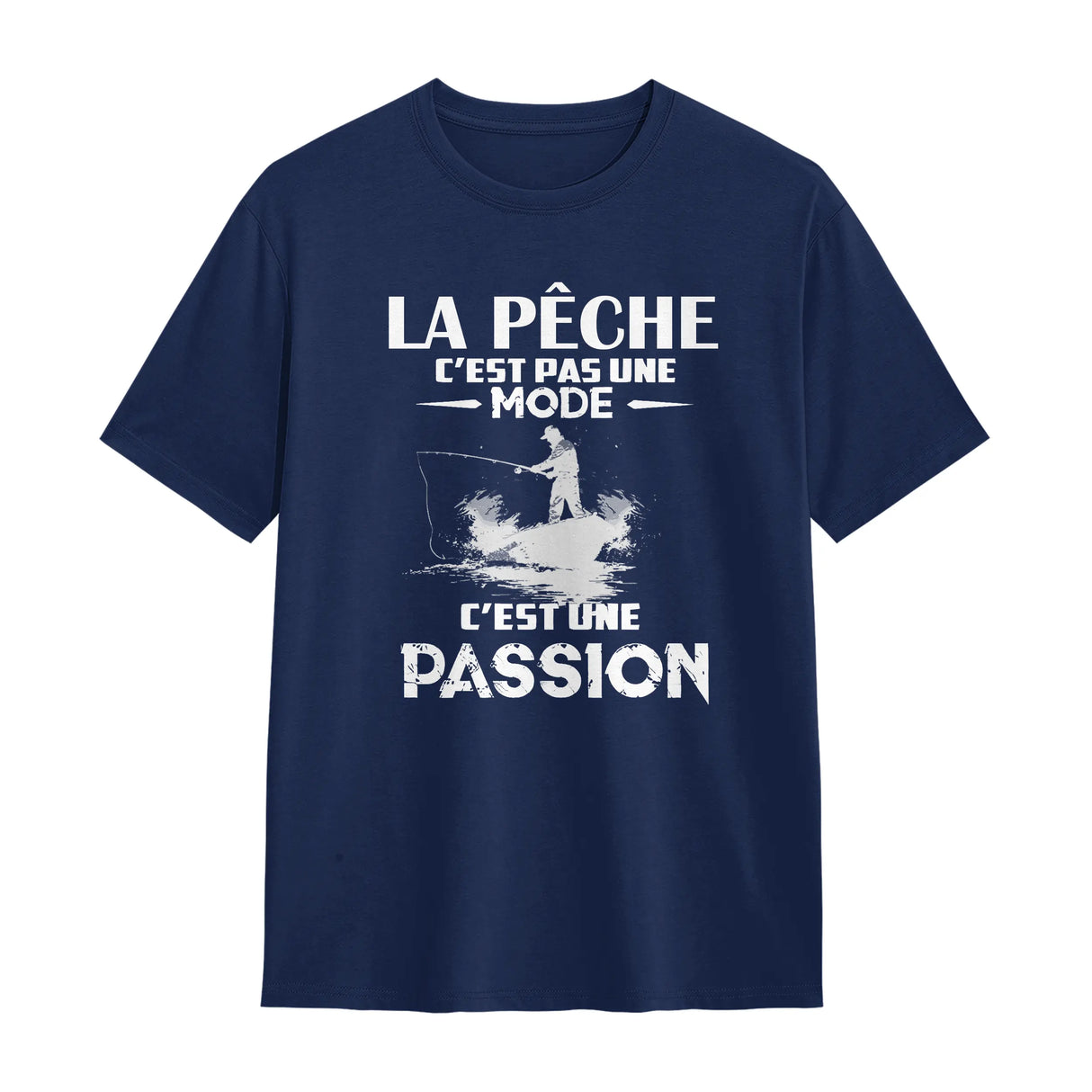 T-shirt pêche passion bleu marine avec design pêcheur et slogan La Pêche c'est une Passion