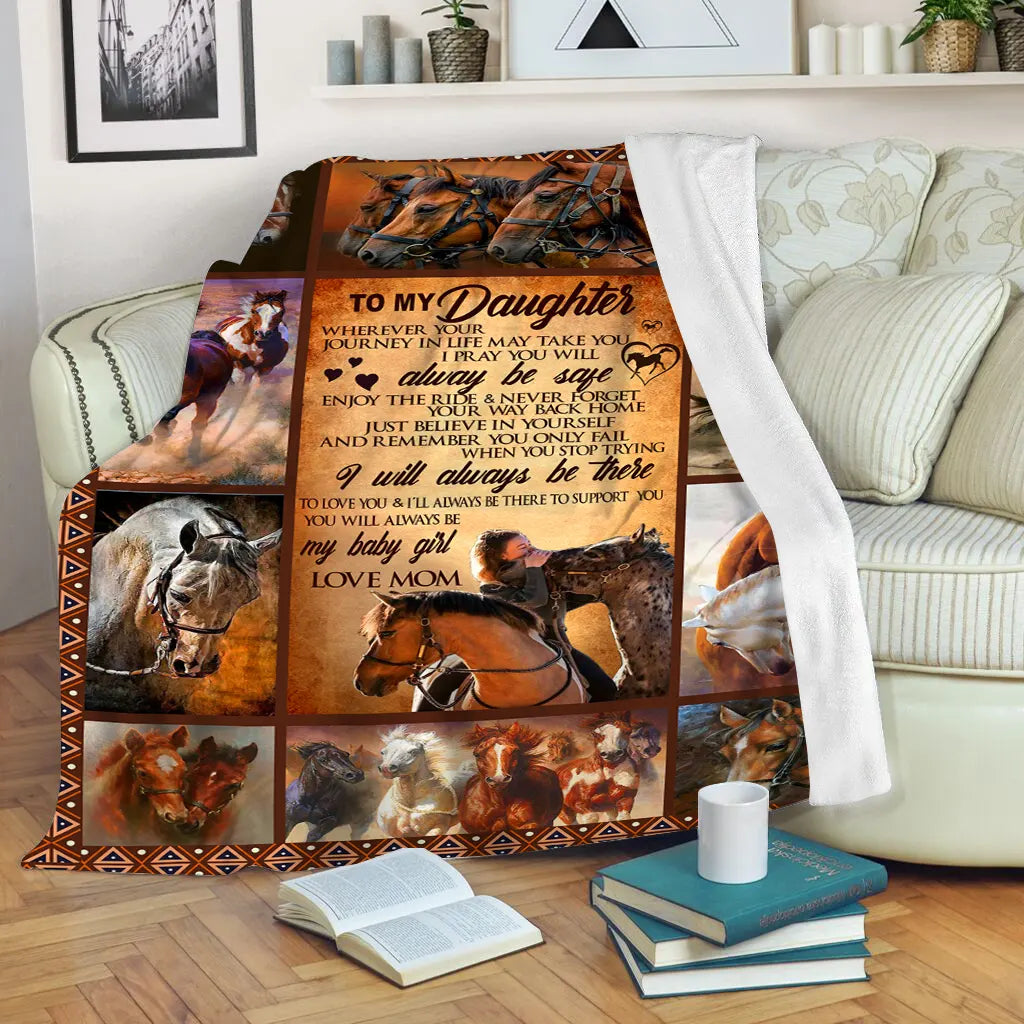 Couverture cheval personnalisée polaire à ma fille avec patchwork de chevaux au galop encadrement marron caramel