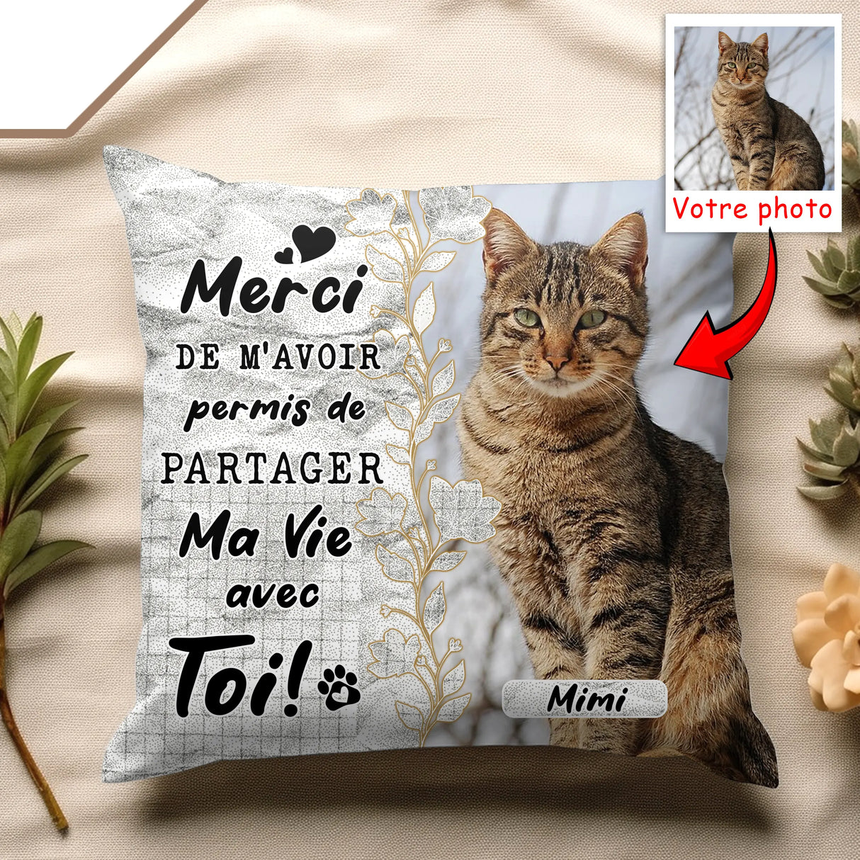 Coussin hommage chat personnalisé gris beige avec photo chat tigré et prénom manuscrit Mimi