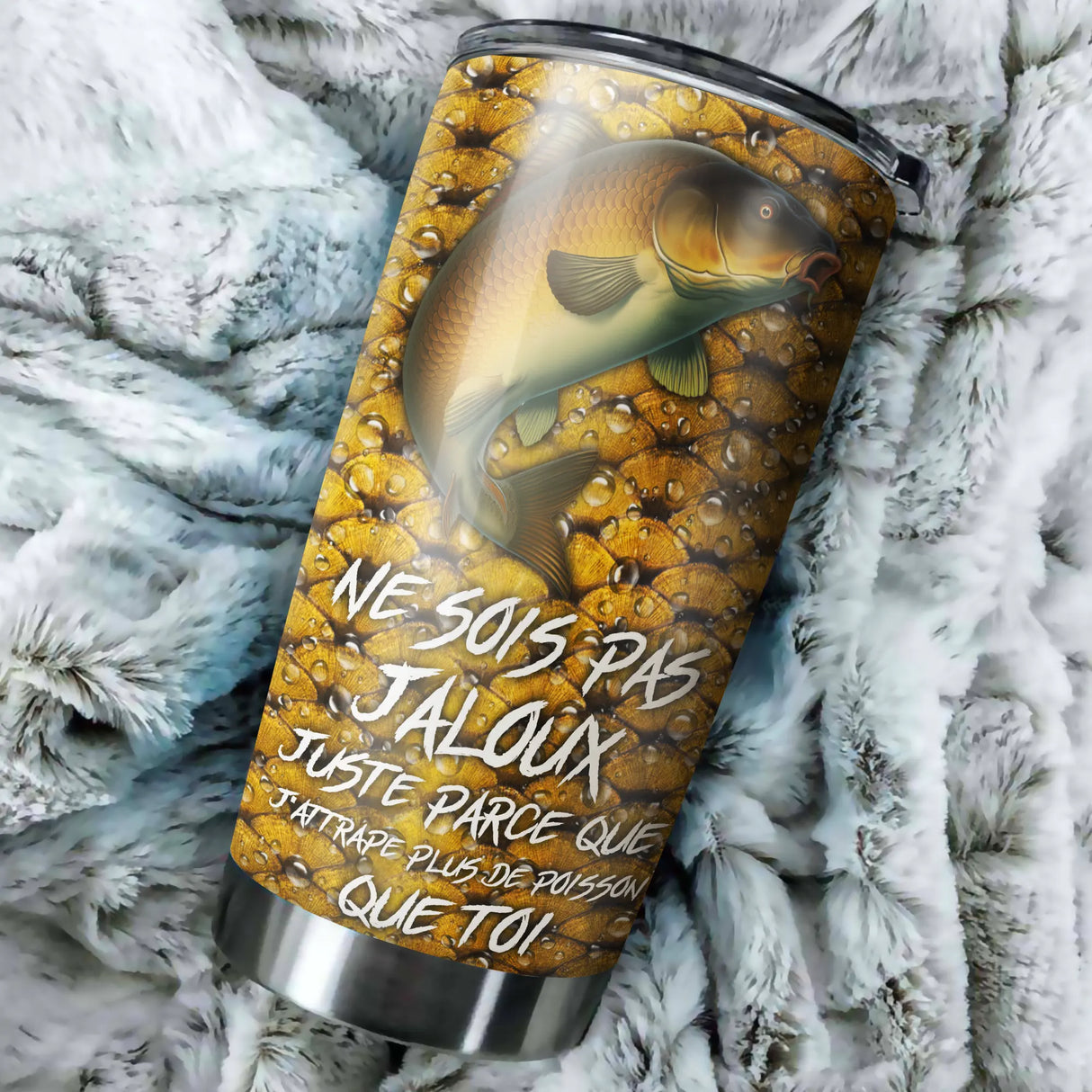 Mug isotherme pêche de la carpe 600 ml avec illustration cyprin doré sur fond écailles ambrées, formule humoristique pour