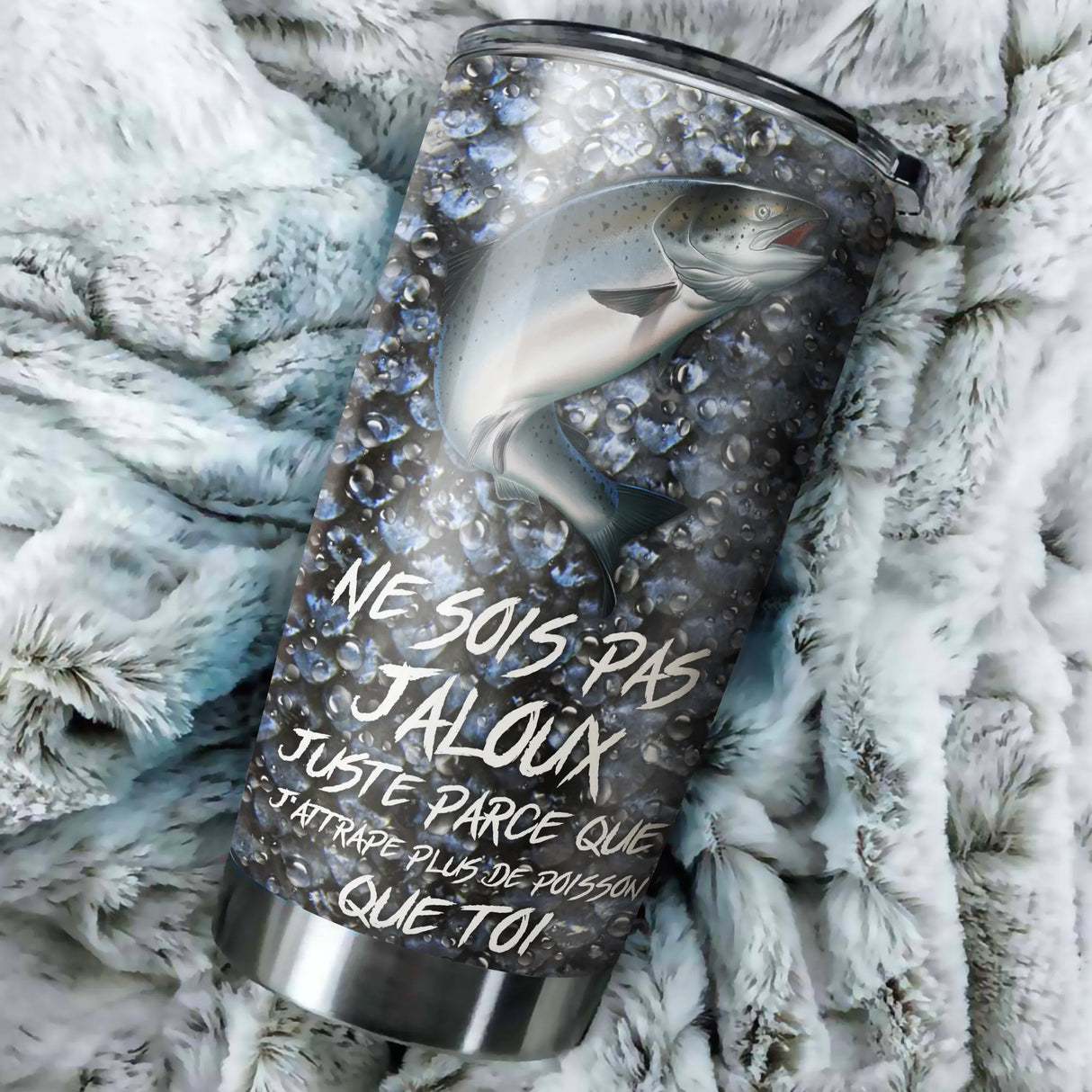 Mug isotherme pêche du saumon 600 ml avec illustration salmonidé argenté bondissant sur fond écailles bleu nuit, formule
