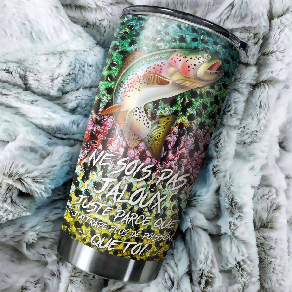 Mug isotherme pêche de la truite 600 ml avec illustration truite arc-en-ciel aux flancs irisés sur fond écailles