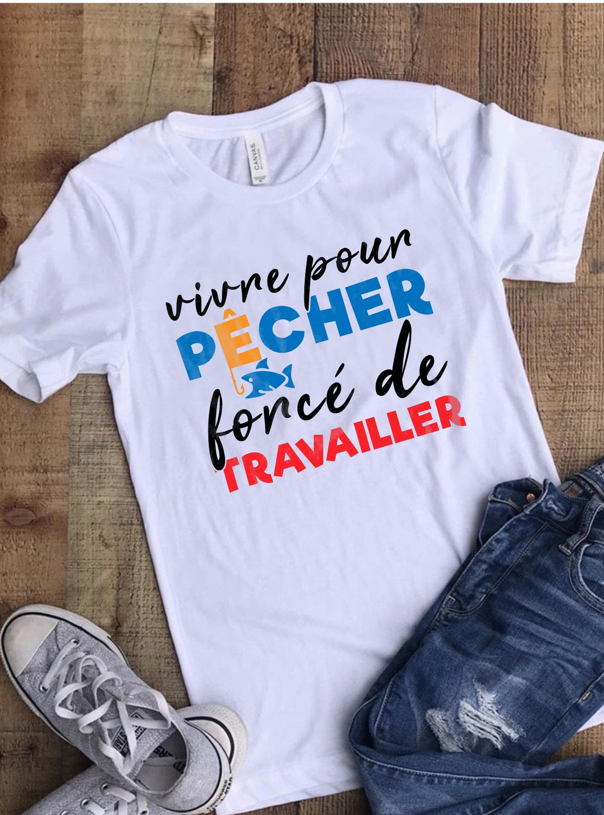 T-shirt blanc humour pêche Vivre pour pêcher forcé de travailler lettrage multicolore poisson stylisé