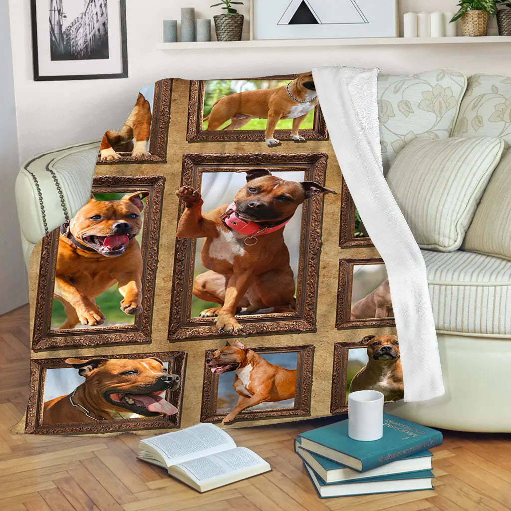 Couverture Staffordshire Bull Terrier polaire avec mosaïque de portraits photo Staffie pelage fauve bringé sur canapé