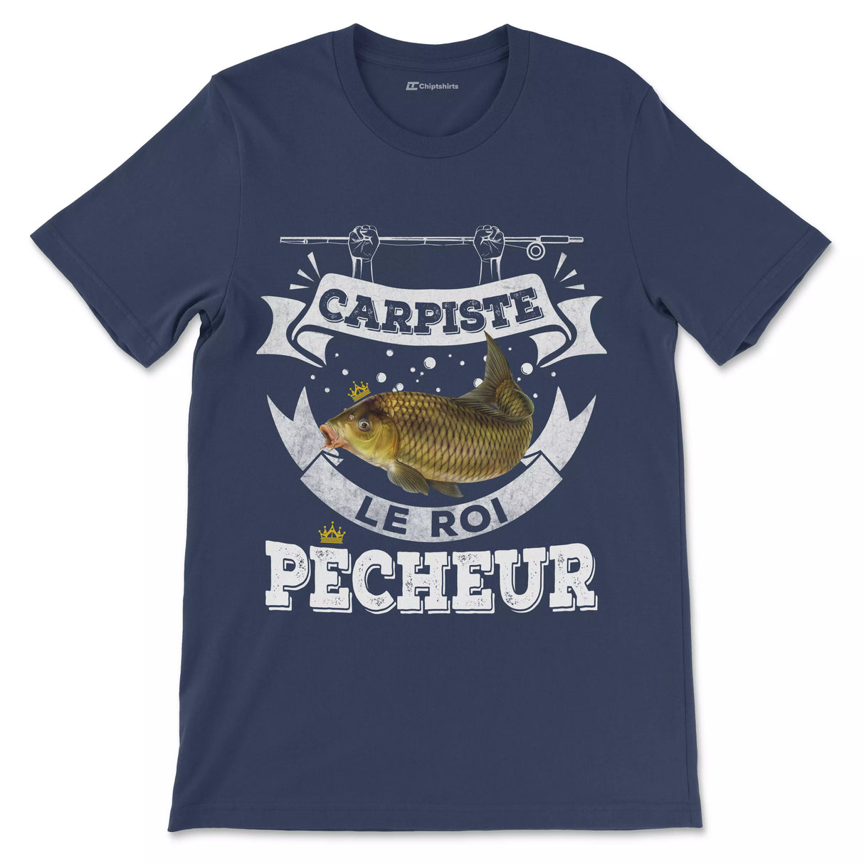 T-shirt carpiste Le Roi Pêcheur bleu marine typographie blanche dorée vintage motif carpe miroir couronne héraldique
