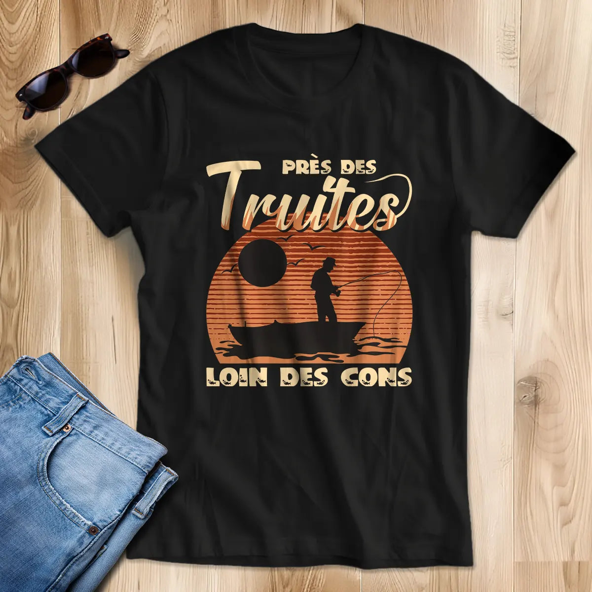 T-shirt humour pêcheur truite bleu marine motif pêcheur silhouette soleil couchant orangé citation moucheur