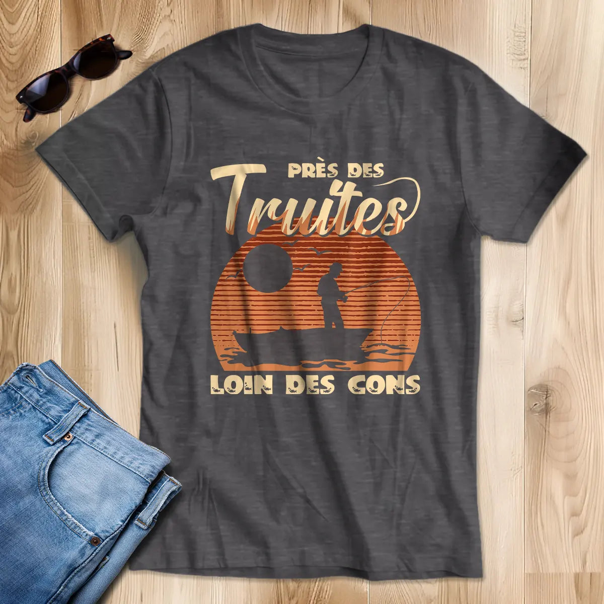 T-shirt humour pêche truite bleu marine motif silhouette pêcheur soleil orangé message Près des Truites Loin des Cons