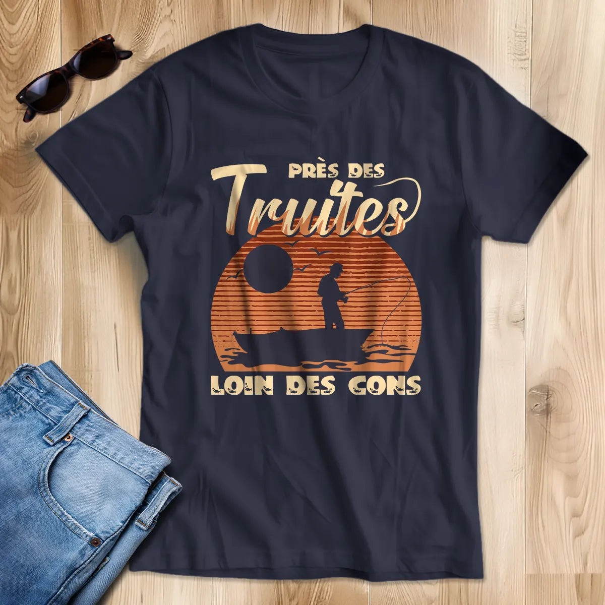 T-shirt pêche truite humour bleu marine typographie blanche orangée vintage Près des Truites Loin des Cons silhouette pêcheur