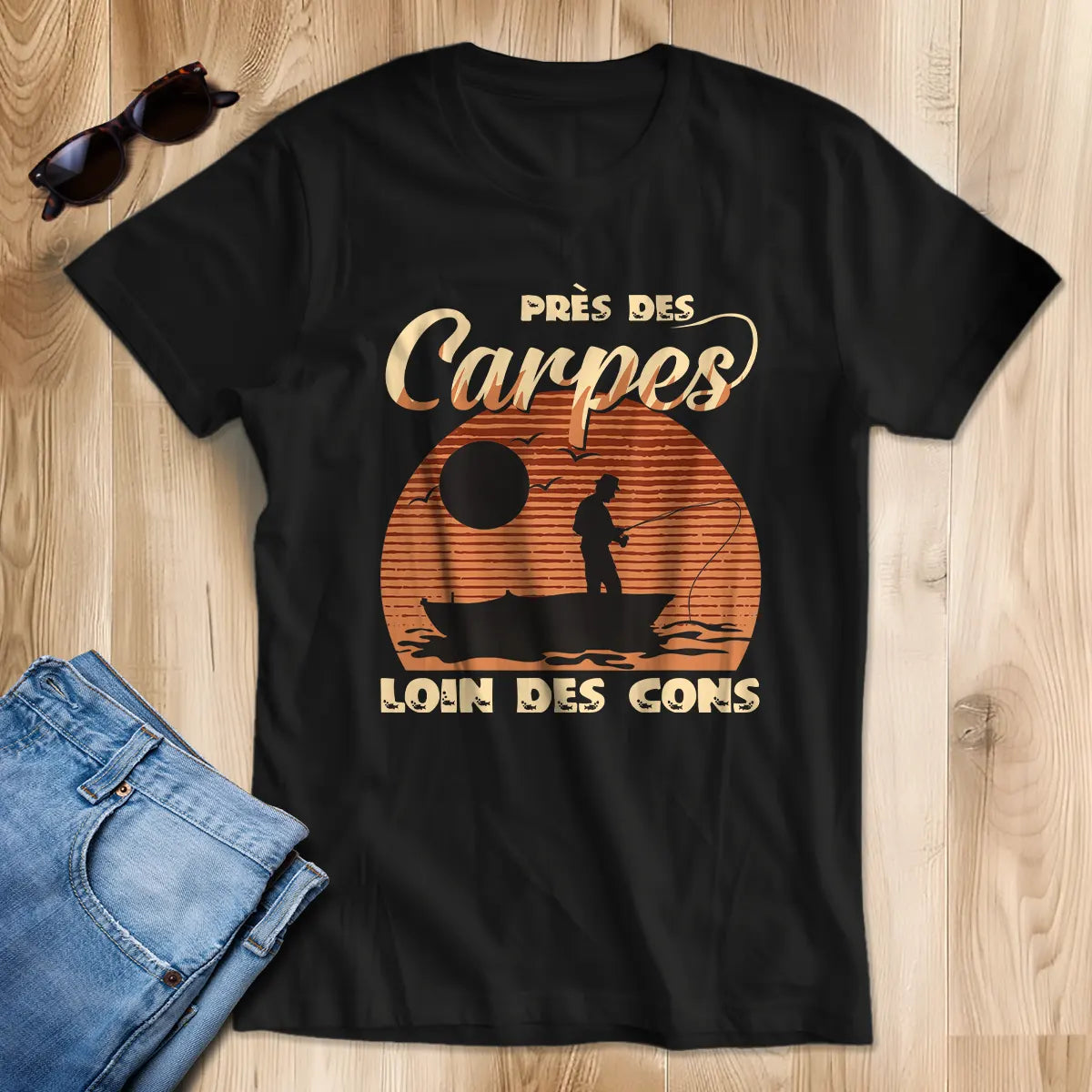 T-shirt humour pêcheur carpe bleu marine motif pêcheur silhouette soleil couchant orangé citation carpiste