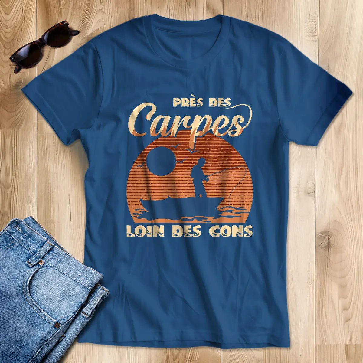T-shirt vintage pêche carpe homme bleu marine illustration pêcheur silhouette coucher de soleil cadeau humour
