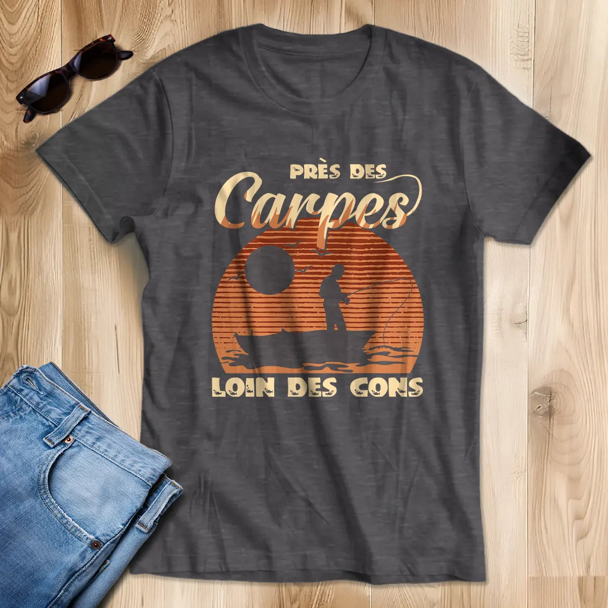T-shirt humour pêche carpe bleu marine motif silhouette pêcheur soleil orangé message Près des Carpes Loin des Cons