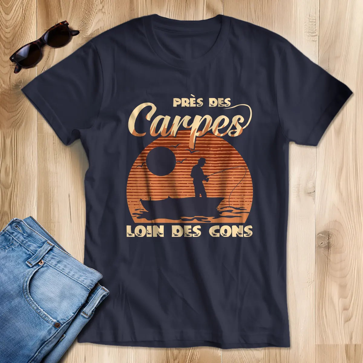 T-shirt pêche carpe humour bleu marine typographie blanche orangée vintage Près des Carpes Loin des Cons silhouette pêcheur