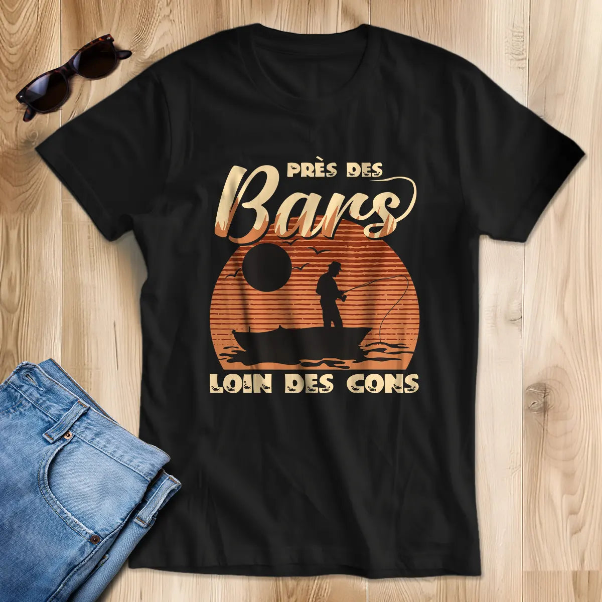T-shirt humour pêcheur bar bleu marine motif pêcheur silhouette soleil couchant orangé citation surfcaster