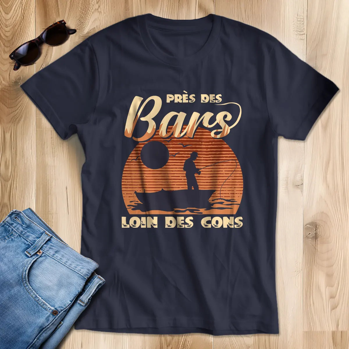 T-shirt pêche bar humour bleu marine typographie blanche orangée vintage Près des Bars Loin des Cons silhouette pêcheur