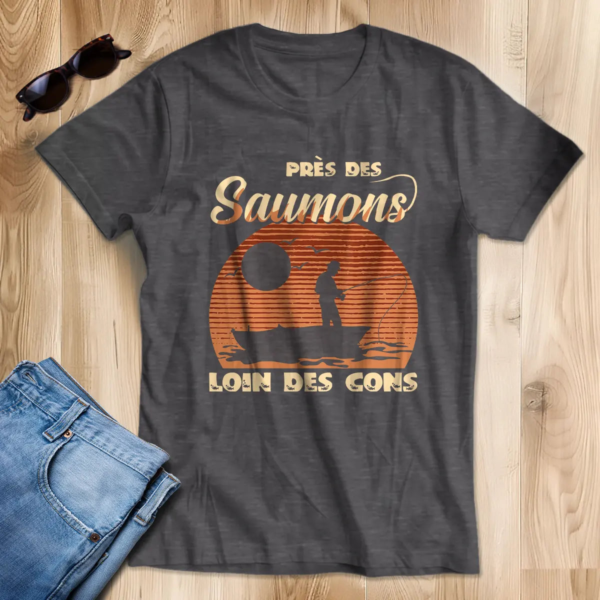 T-shirt humour pêcheur saumon bleu marine motif pêcheur silhouette soleil couchant orangé citation moucheur