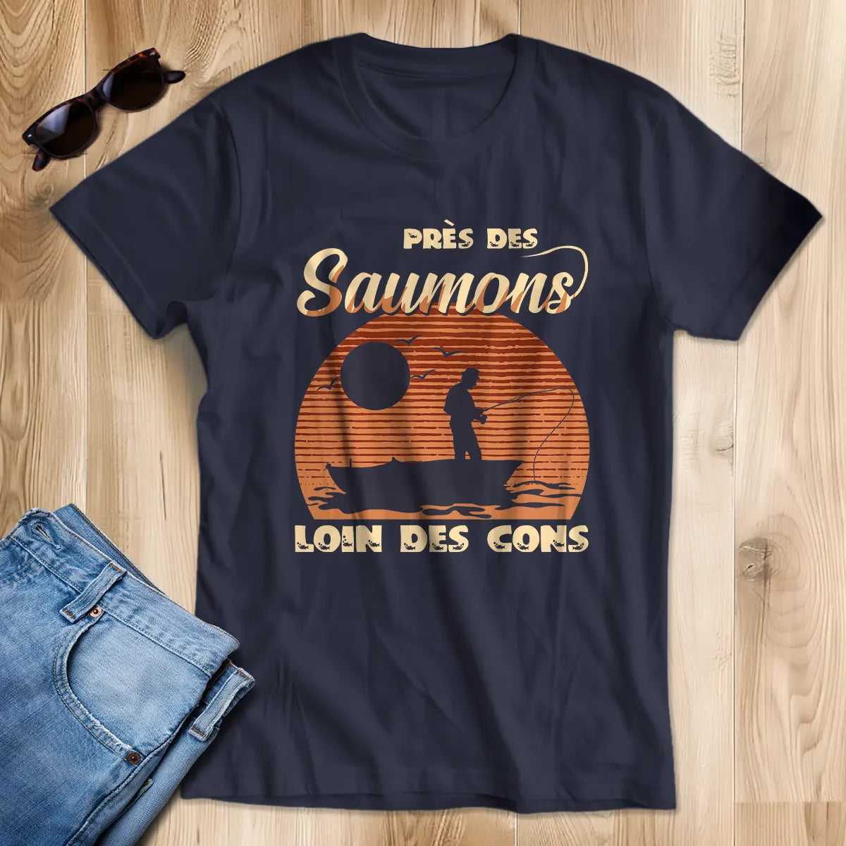 T-shirt pêche saumon humour bleu marine typographie blanche orangée vintage Près des Saumons Loin des Cons silhouette pêcheur