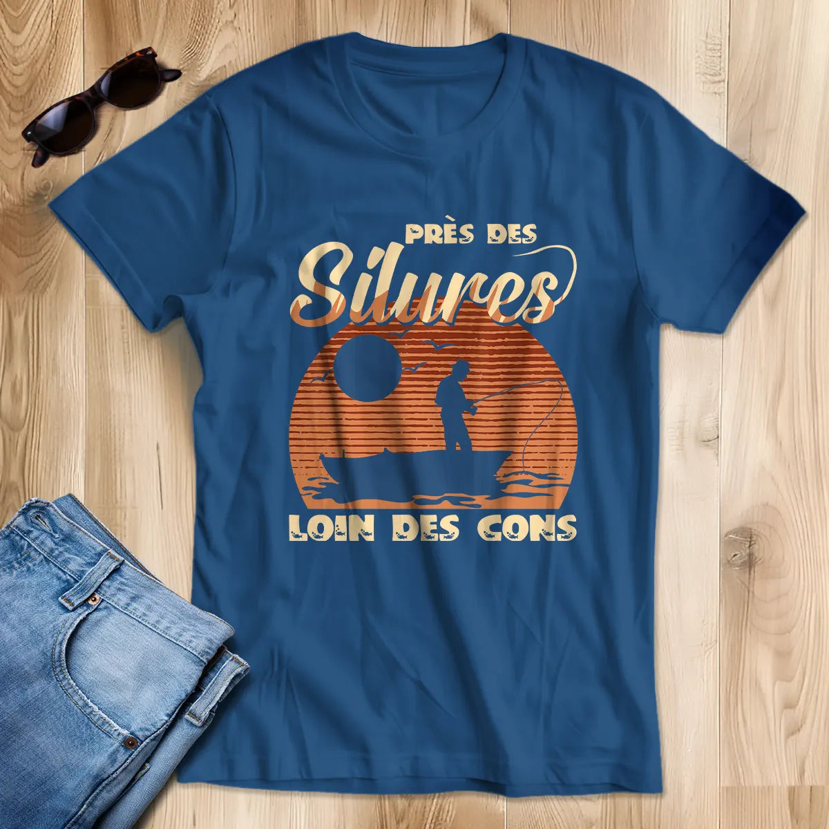 T-shirt vintage pêche silure homme bleu marine illustration pêcheur silhouette coucher de soleil cadeau humour