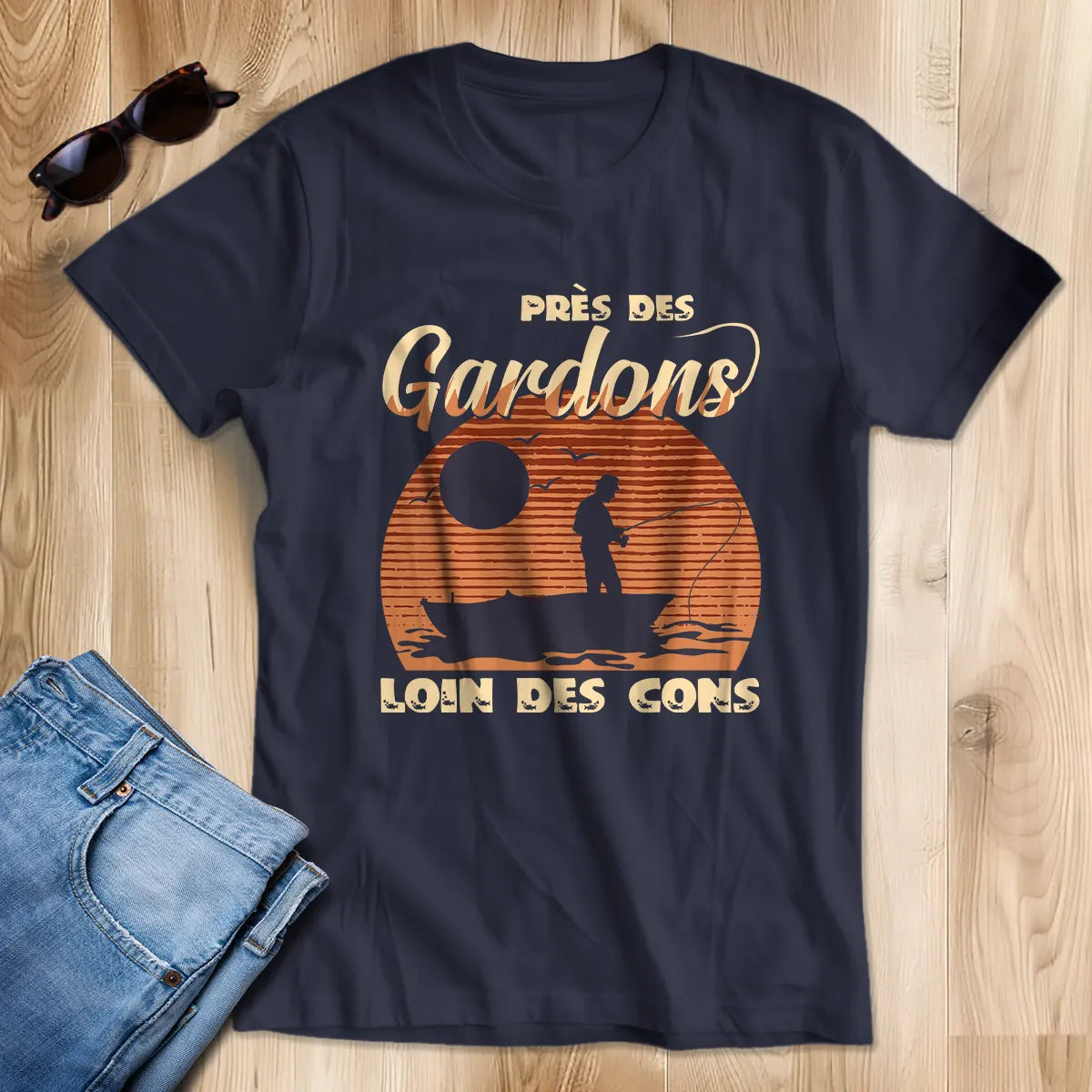 T-shirt pêche gardon humour bleu marine typographie blanche orangée vintage Près des Gardons Loin des Cons silhouette pêcheur