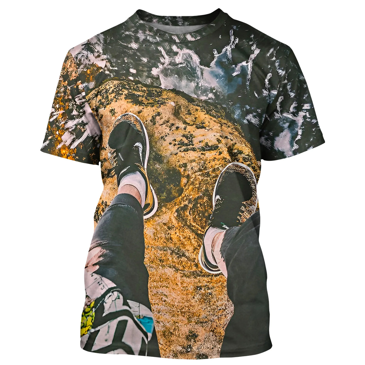 T-shirt randonnée all-over unisexe avec vue d'en haut sur rocher, chaussures de marche et nuages
