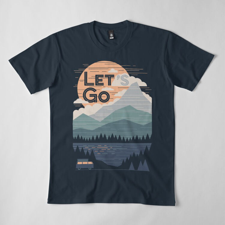 T-shirt randonnée homme marine motif Let's Go montagnes lac forêt et van baroudeur coucher de soleil