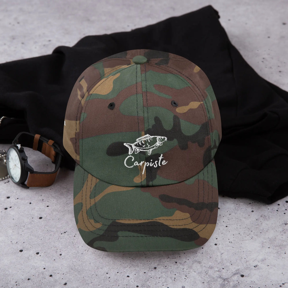 Casquette dad hat camo vert marron, vue de face, broderie haute densité avant pour club de pêche ou de chasse