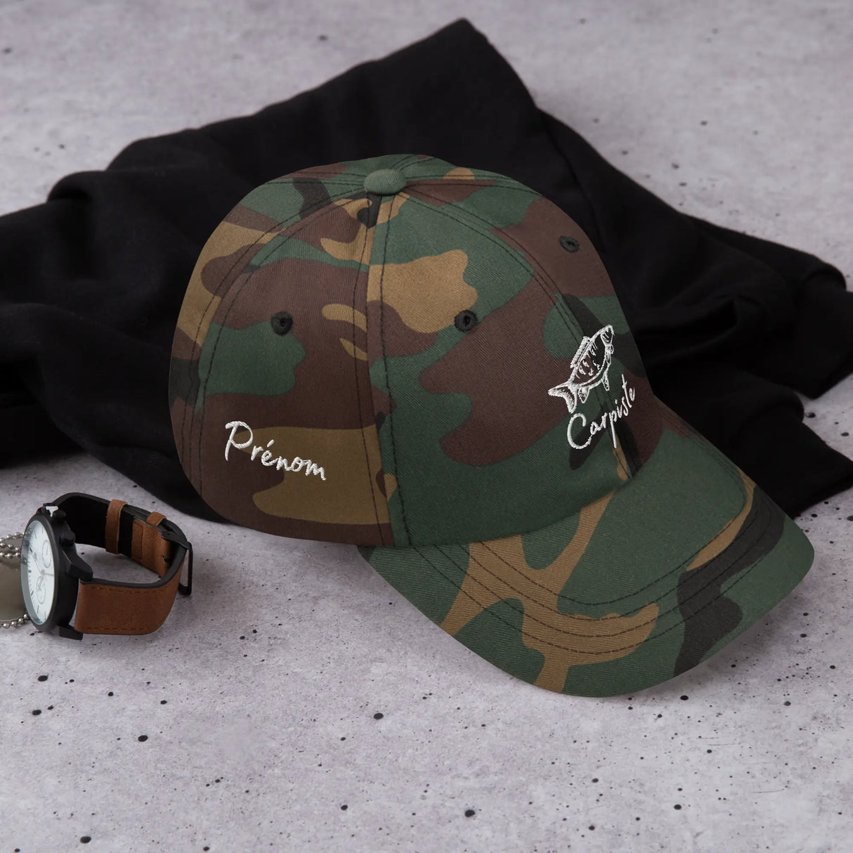 Casquette dad hat camo forêt vue côté droit, zone broderie côté droit pour prénom ou logo secondaire associé