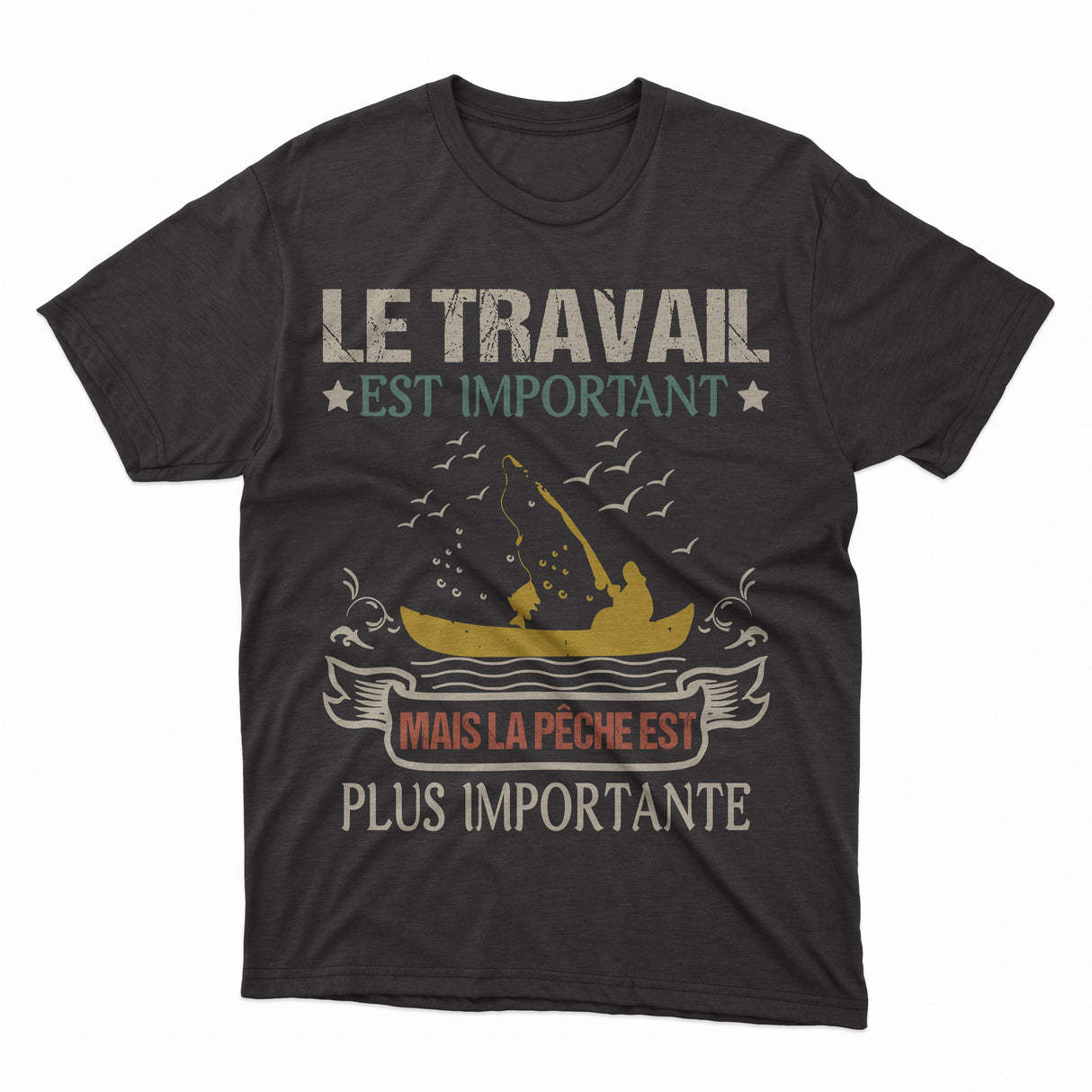 T-shirt noir humour pêche lettrage Le travail est important mais la pêche plus importante silhouette barque