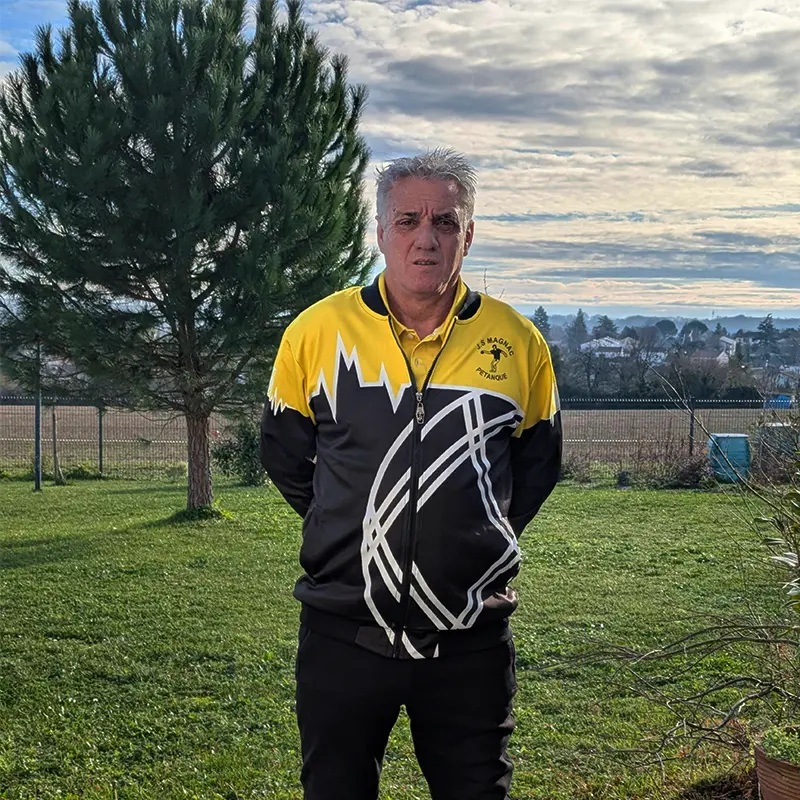 Bouliste en veste softshell bordeaux imprimée nom d'amicale au boulodrome embrumé du matin d'automne