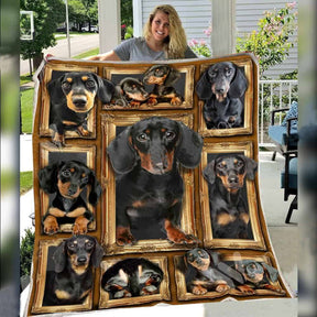 Couverture teckel noir et feu dachshund poil ras mosaïque portraits photoréalistes, posée à l'extérieur