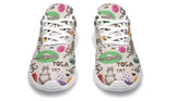 Sneakers chat mignon crème pelotes laine empreintes colorées paire vue dessus posée