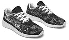 Sneakers ingé noires lacets blancs motif engrenages plans techniques, paire vue dessus