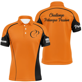 Polo pétanque personnalisé homme orange et noir avec panneaux contrastés, logo poitrine et texte dos « Pétanque Passion »