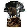 T-shirt chasse sanglier avec sanglier en mouvement et meute de chiens à courre sur fond noir et bordures camouflage orange