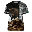 T-shirt chasse sanglier avec sanglier en mouvement et meute de chiens à courre sur fond noir et bordures camouflage orange