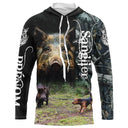 T-shirt anti UV à capuche chasse sanglier scène battue avec meute de chiens en clairière sur fond camouflage Realtree orange