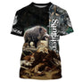 T-shirt chasse sanglier avec sanglier hérissé entouré d une mêlée de chiens de chasse sur fond noir et camouflage orange