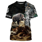 T-shirt chasse sanglier avec sanglier hérissé entouré d une mêlée de chiens de chasse sur fond noir et camouflage orange