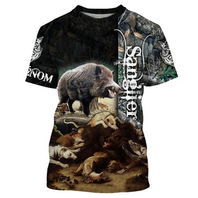 T-shirt chasse sanglier avec sanglier hérissé entouré d une mêlée de chiens de chasse sur fond noir et camouflage orange