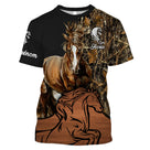 T-shirt cheval Mustang all-over camouflage forêt vert brun orangé motif cheval Mustang fauve au galop prénom personnalisé