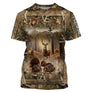 T-shirt chasse cerf et dindons sauvages camouflage Realtree avec grand cerf et deux dindons en clairière forestière, prénom
