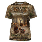 T-shirt chasse cerf et dindons sauvages camouflage Realtree avec grand cerf et deux dindons en clairière forestière, prénom