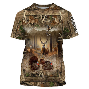 T-shirt chasse cerf et dindons sauvages camouflage Realtree avec grand cerf et deux dindons en clairière forestière, prénom