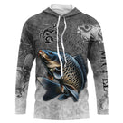 T-shirt anti UV à capuche pêche carpe humour, fond gris ardoise avec carpe miroir bondissante, hameçons stylisés et prénom