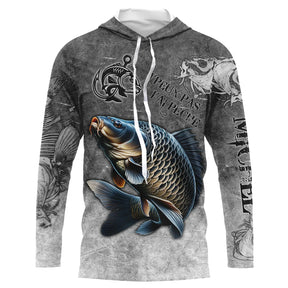 T-shirt anti UV à capuche pêche carpe humour, fond gris ardoise avec carpe miroir bondissante, hameçons stylisés et prénom
