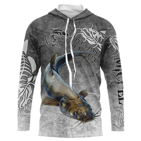 T-shirt anti UV à capuche pêche silure humour, fond gris ardoise avec géant moustachu et hameçons stylisés, prénom brodé