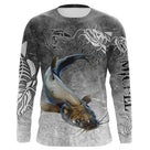 T-shirt anti UV manches longues pêche silure humour, design gris patiné et silure en action, vêtement halieutique silurophile