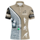 Polo pétanque beige sable homme avec silhouettes de boulistes en action et boules sur terrain, prénom personnalisé